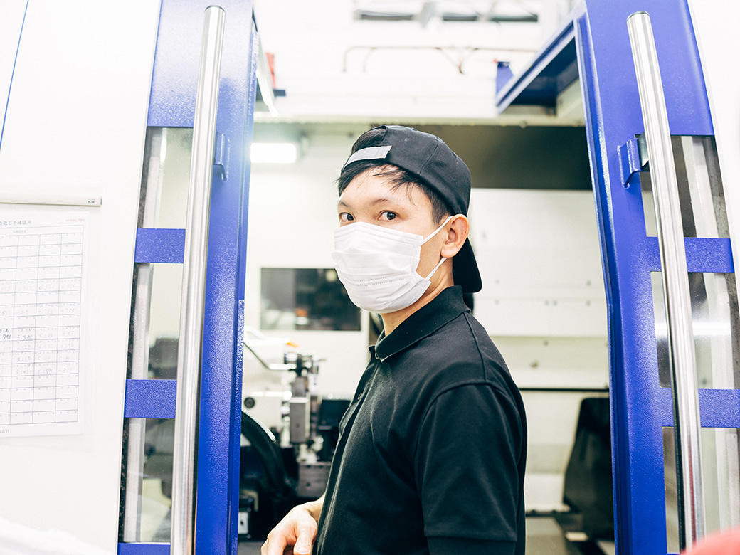 こちらを見ているベトナム人の技術者