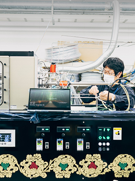 ナノクラスター合成装置 nanojima を操作する研究者