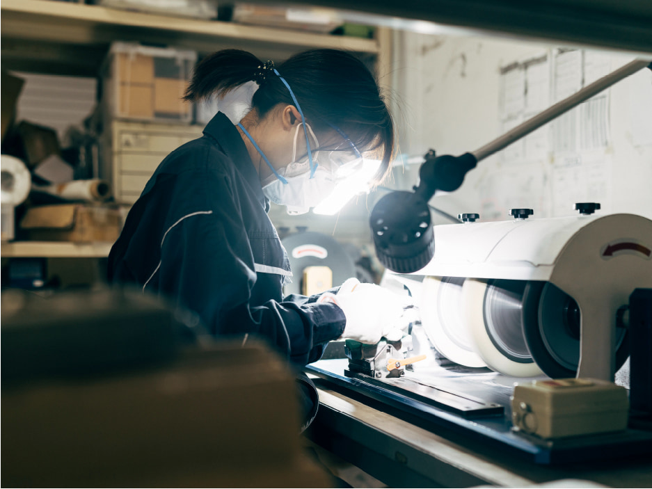 工具研削をする女性技術者